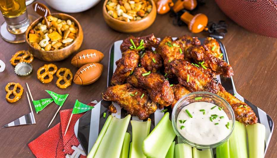 Una mesa de fiesta lista para el Superbowl