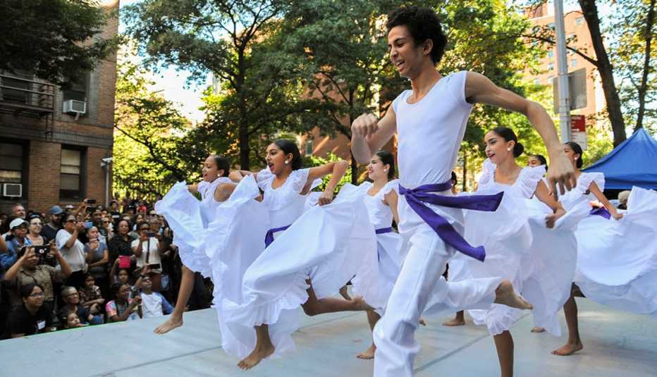 Estudiantes de la Escuela de Danza bailando en "A La Calle Block Party" en el 2019.