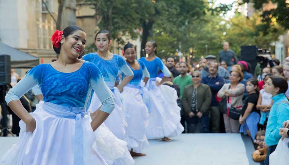 Bailarinas del Ballet Hispánico en "A la Calle Block Party" en el 2017