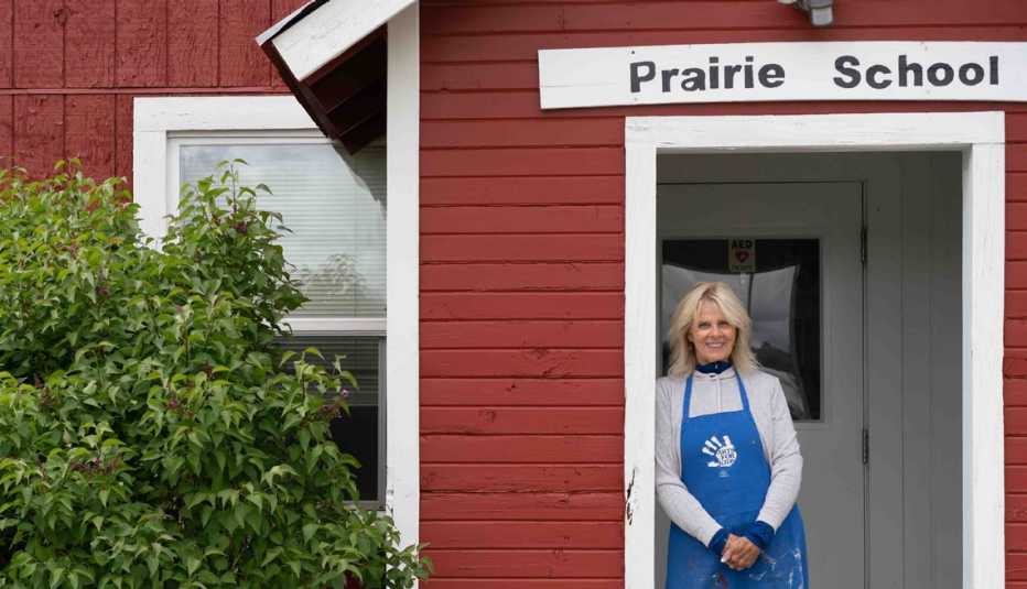 Jennifer Williams en la puerta de un colegio en Idaho