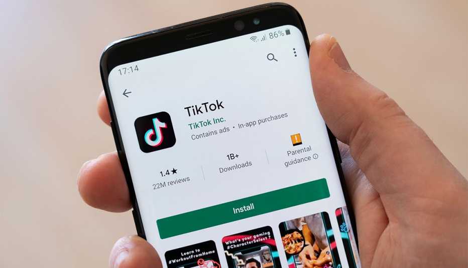 Persona sostiene en la mano un teléfono que muestra la aplicación Tik Tok
