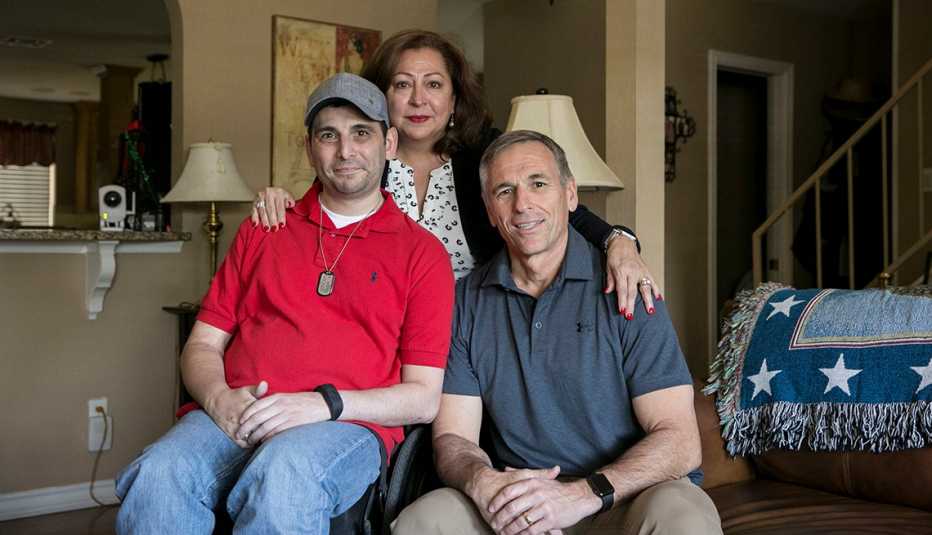 Alan Babin con sus padres y cuidadores, Rosie y Alain.