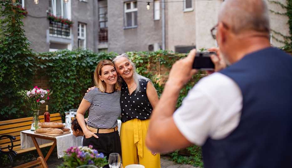 Un hombre toma una foto a dos mujeres