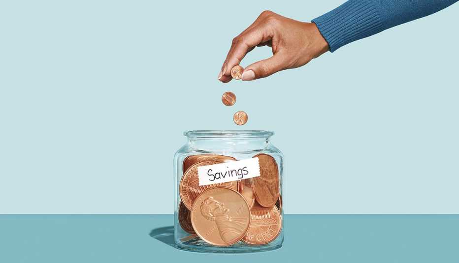 hombre deposita una moneda en un frasco