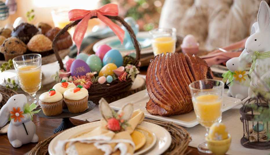 Platos de brunch de Pascua en una mesa decorada