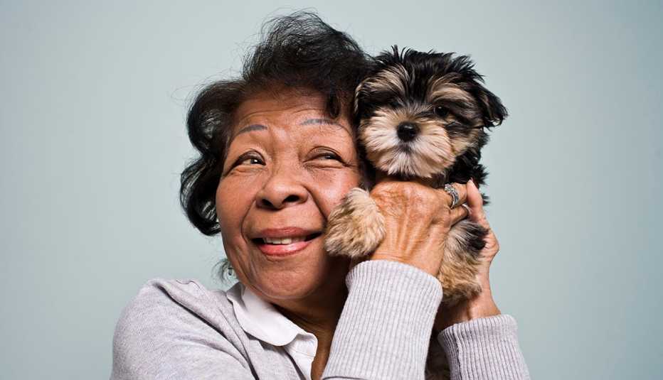 Una mujer con un perrito