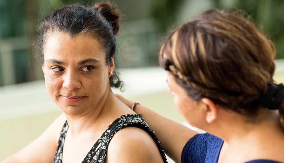 Una mujer es consolada por una amiga que ofrece palabras amables durante 