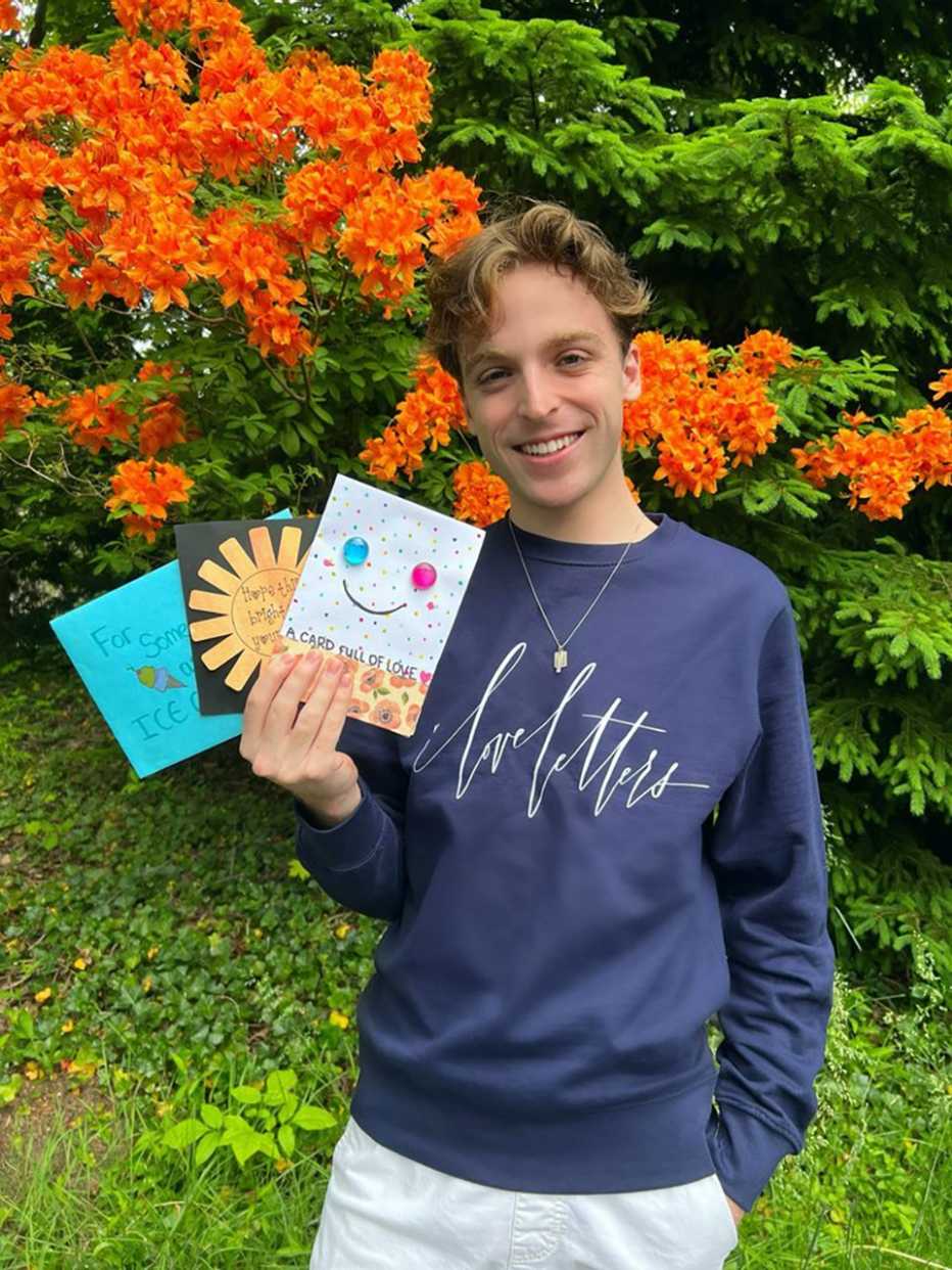 Jacob Cramer sostiene algunas cartas que envía a adultos mayores