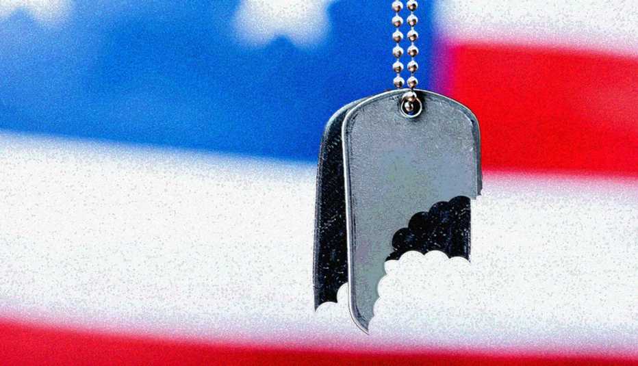 Etiquetas de perro en cadena cerca de la bandera americana sobre fondo borroso, a las etiquetas les han quitado mordiscos