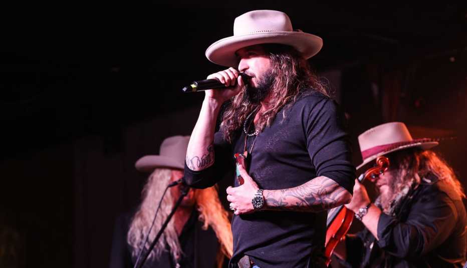 Scooter Brown, de War Hippies, canta en el escenario durante una presentación