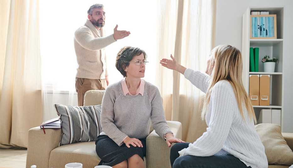 Sicóloga familiar escucha mientras un matrimonio discute.