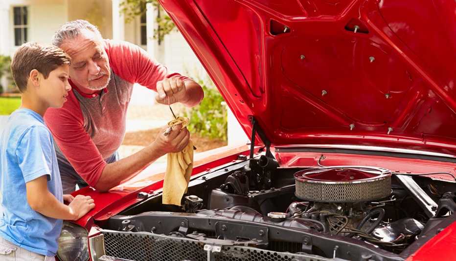Abuelo y niño trabajando en el motor de un carro - Cómo hacerle mantenimiento a tu viejo automóvil 