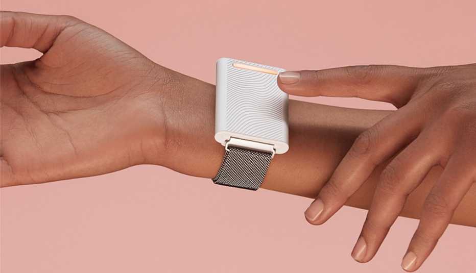 Persona lleva puesta una pulsera que ayuda a elevar o reducir la temperatura corporal