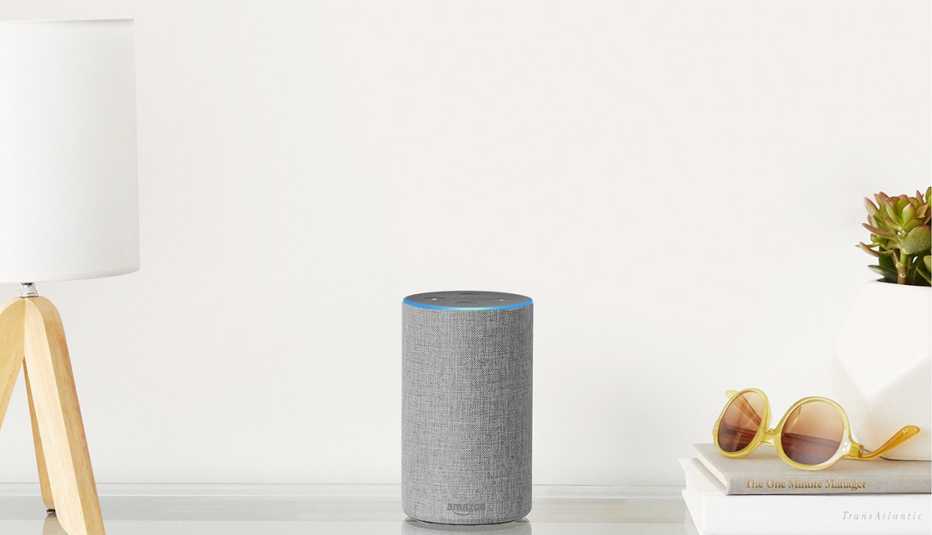 Asistente de voz Amazon Echo de color gris.