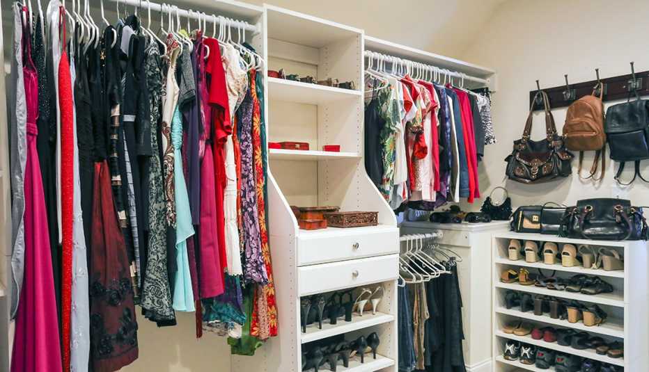 Vestidor con ropa