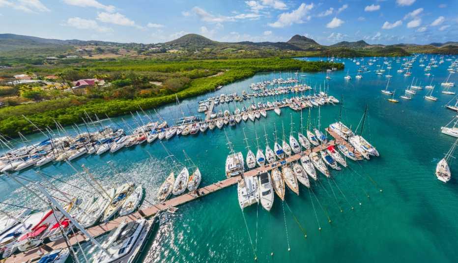 Foto aérea de un puerto lleno de barcos en la isla tropical de Martinica