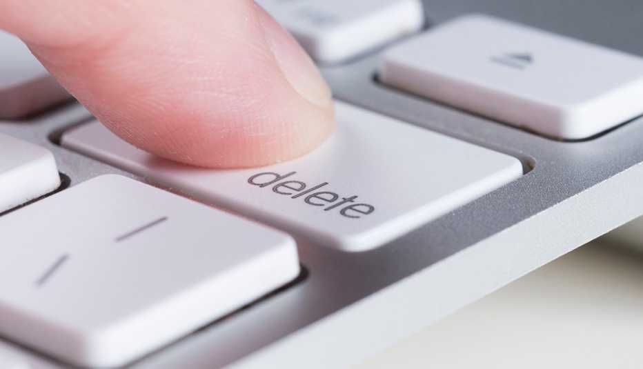 Persona presiona la tecla para borrar en el teclado de una computadora