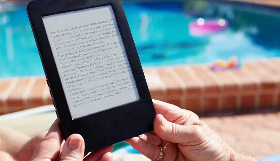 Una persona sostiene un lector de libros electrónicos 