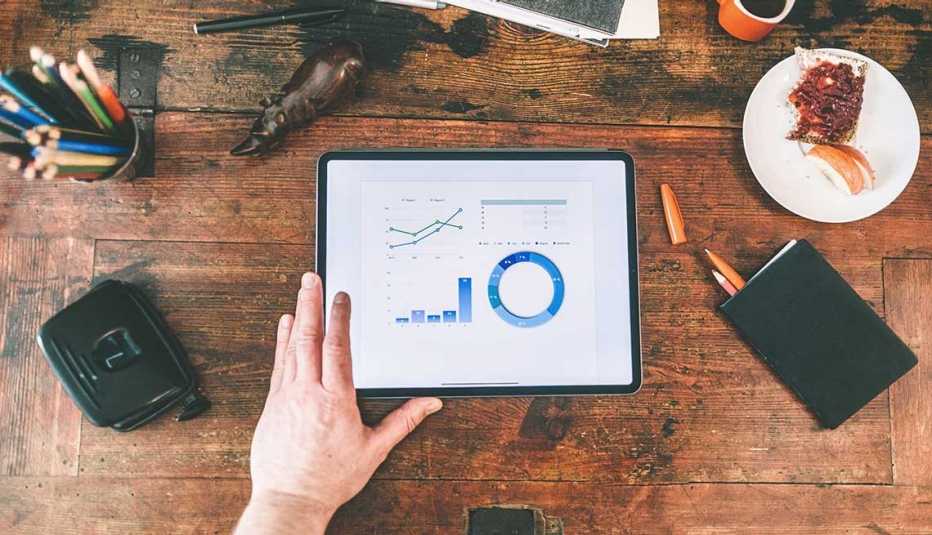 Persona revisa una gráfica estadística en una tableta electrónica