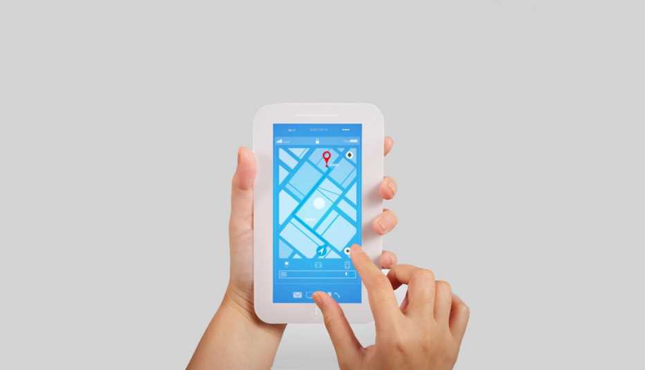 Persona manipula el GPS de un teléfono móvil