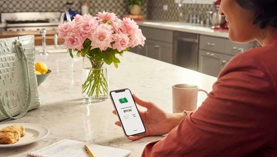 Mujer usa la aplicación Honey en su teléfono