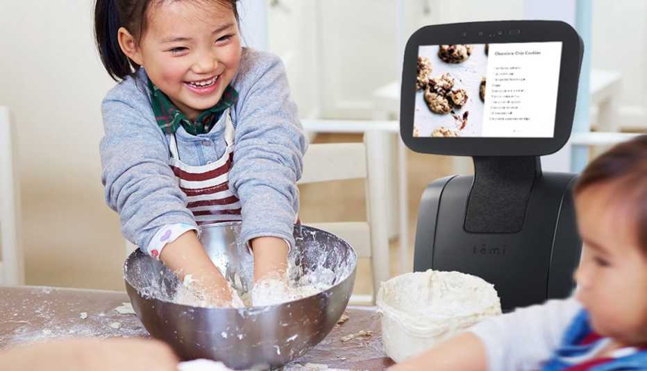 Niños horneando con la ayuda del robot Temi