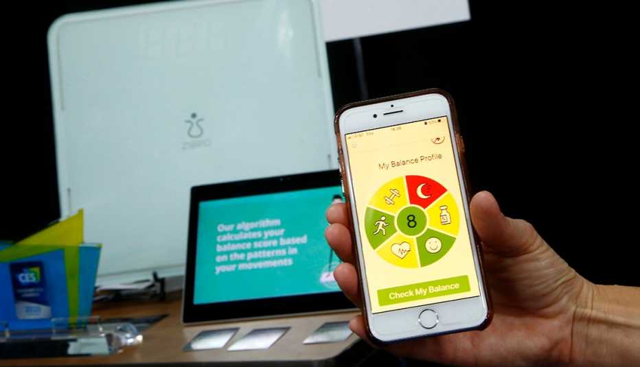 Persona sostiene un teléfono en la mano mientras muestra la aplicación Balance Coach 