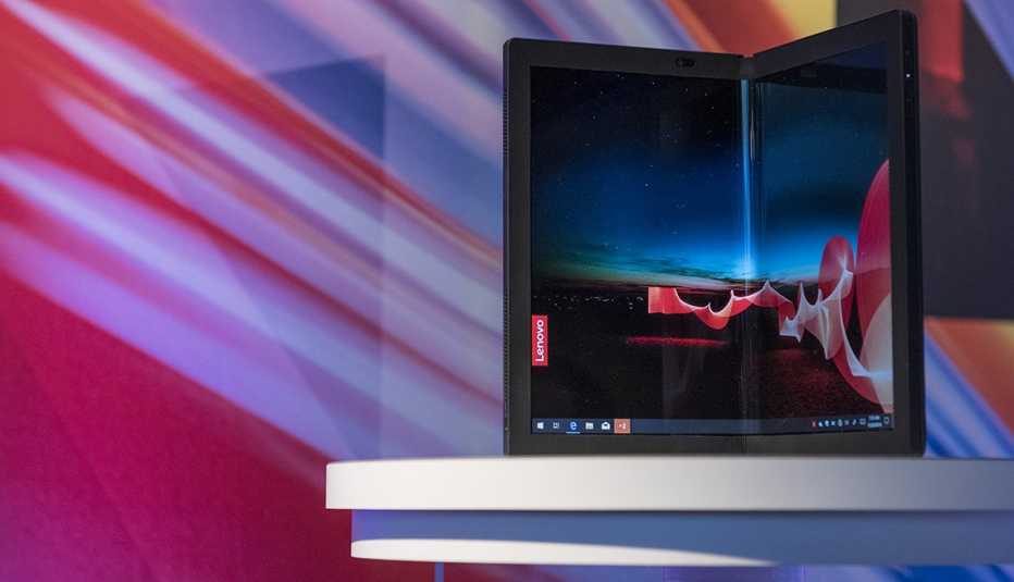 El Lenovo ThinkPad X1 Fold se exhibe en el CES 2020 en Las Vegas, Nevada