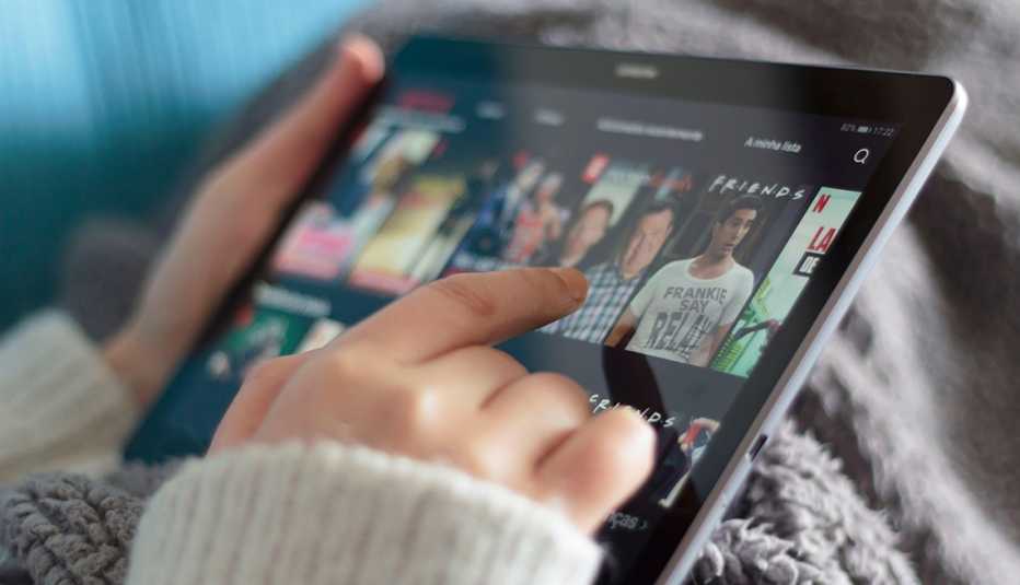 Mujer elige una película de Netflix