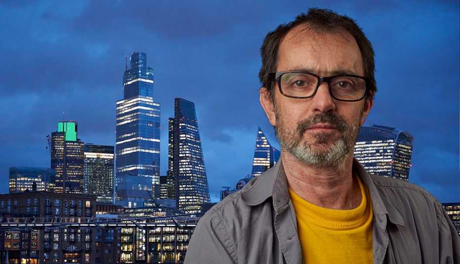 Hombre con gafas delante de un fondo virtual 