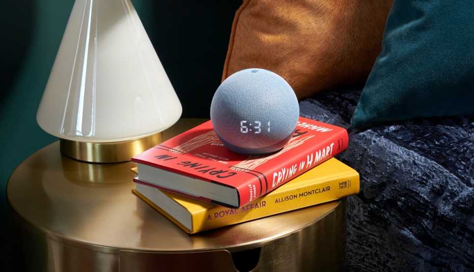 Altavoz inteligente encima de unos libros