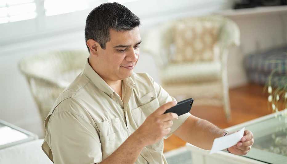 Un hombre escanea un cheque con su teléfono