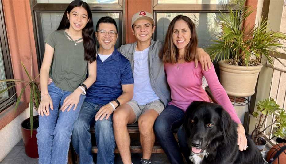 Foto de la familia Cayetano en un asiento en el porche de su casa