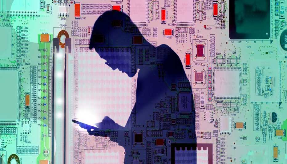 Silueta de un hombre mirando un teléfono inteligente
