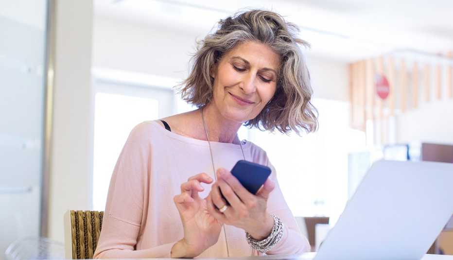 Mujer usando su teléfono celular