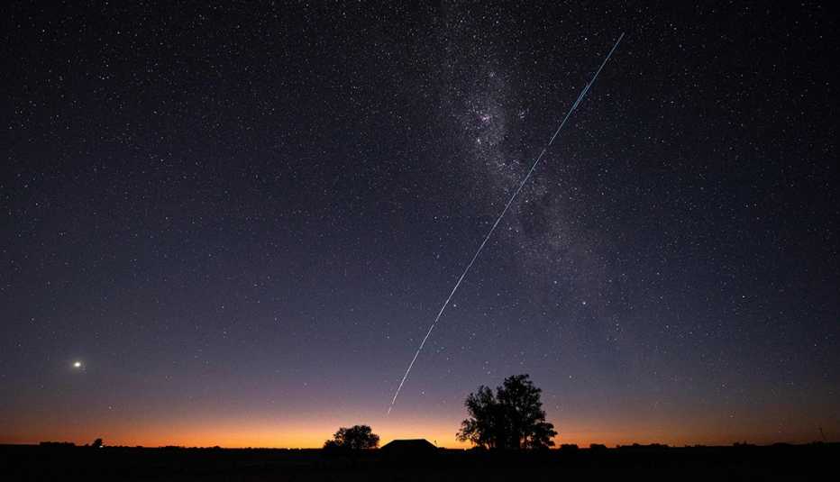 Imagen de larga exposición de los satélites Starlink pasando sobre Uruguay.