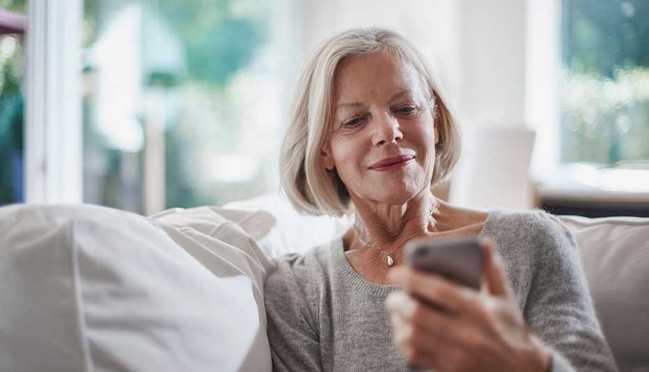 Mujer observa su teléfono móvil