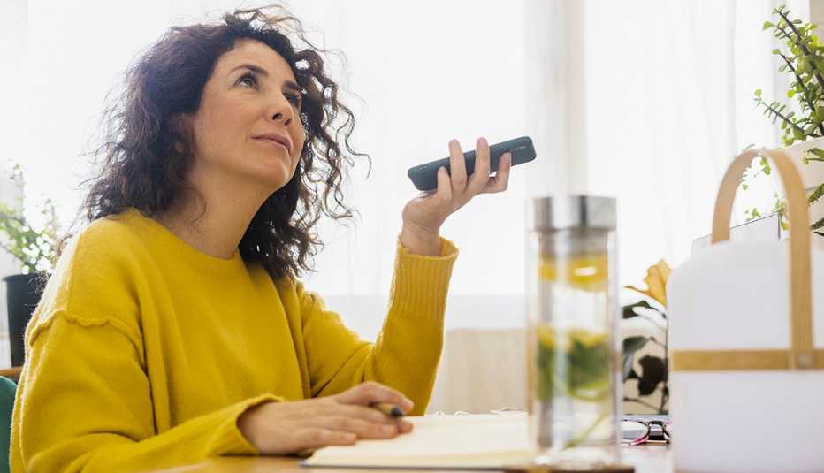 Mujer escucha un libro digital en su teléfono inteligente