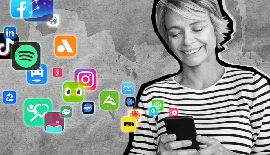 Una mujer mira aplicaciones flotando fuera de su teléfono celular