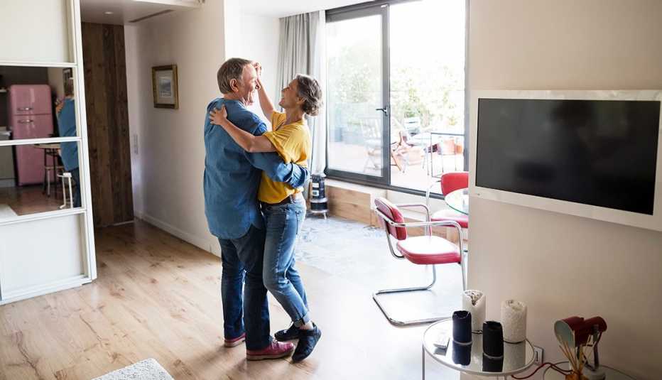 Pareja bailando mientras escuchan música
