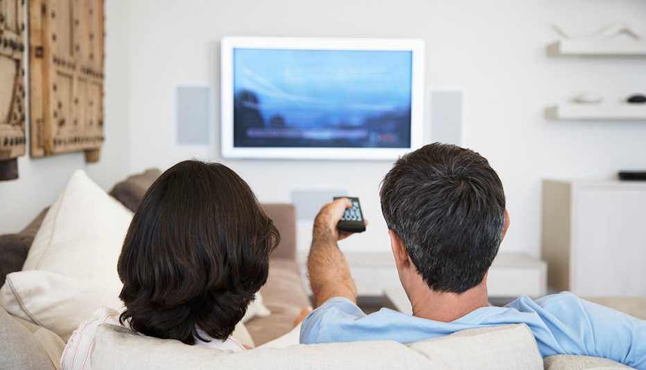 Pareja ve televisión