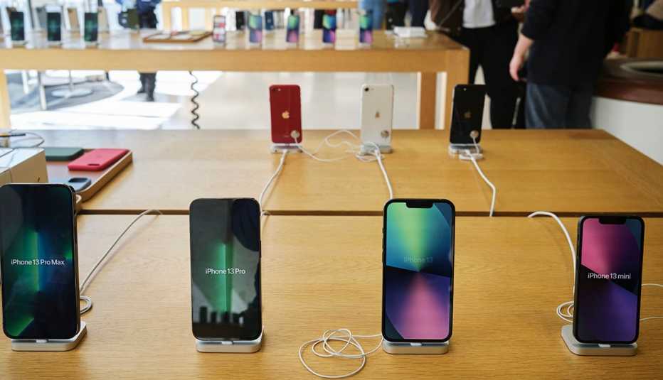 Dispositivos iPhone 13 en exhibición