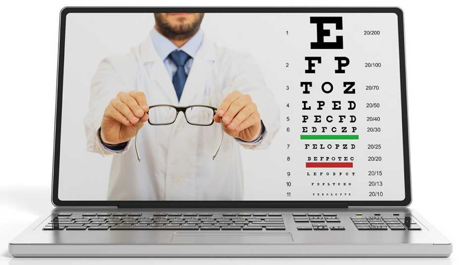 Un optómetra sostiene unos epejuelos y a la derecha el test de Snellen