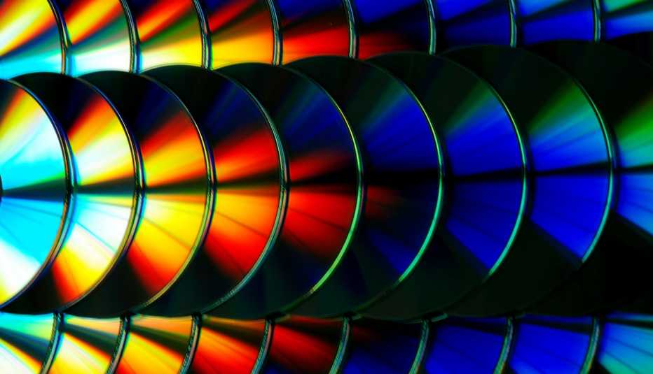 Cds coloridos dispuestos en filas