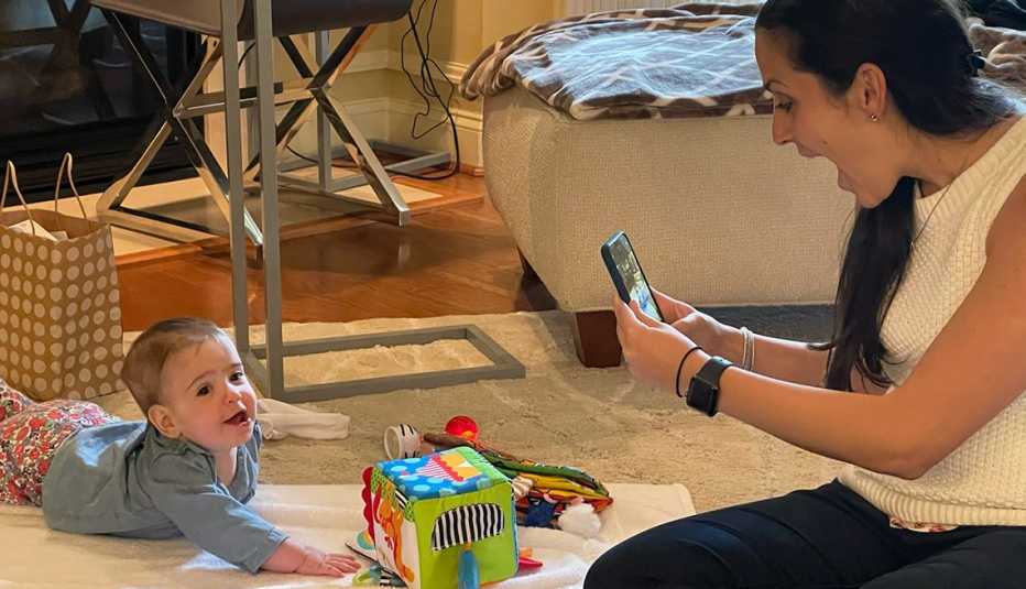 Allie Waldman toma una foto de su hija Emma.