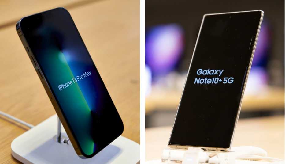 A la izquierda un iPhone 13 Pro Max y a la derecha un Galaxy Note 10 5G