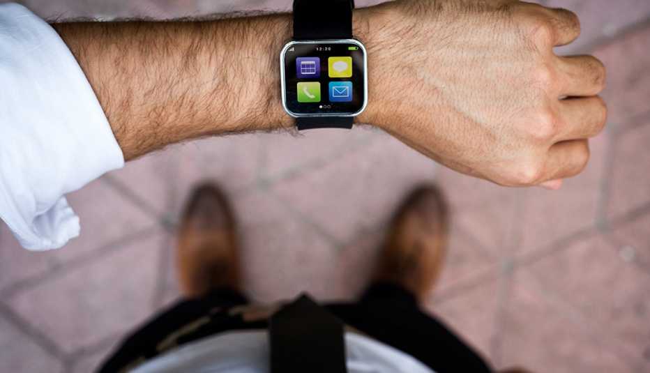 Vista superior de un reloj inteligente en el brazo de un hombre