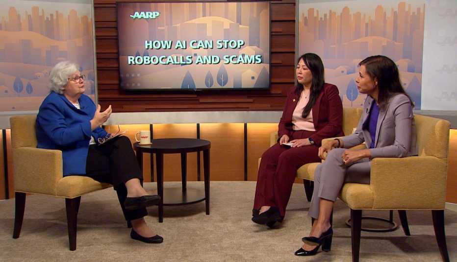 Nancy LeaMond, de AARP, habla con Tina Tran, de AARP Texas, y Jessica Rosenworcel, presidenta de la FCC