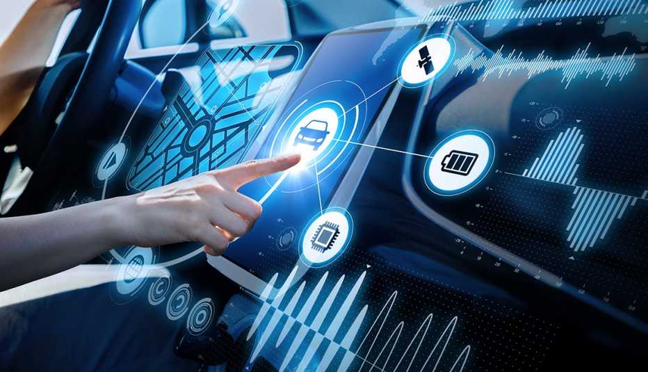 Una persona manipula la consola de un vehículo futurista, una interfaz gráfica.