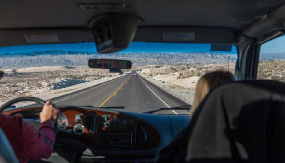 Persona conduce por una carretera desolada